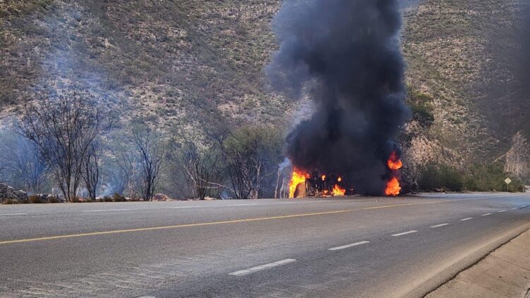 Incendio de un tráiler provocó cierre vial momentáneo cerca del ejido San Antonio, de Jaumave