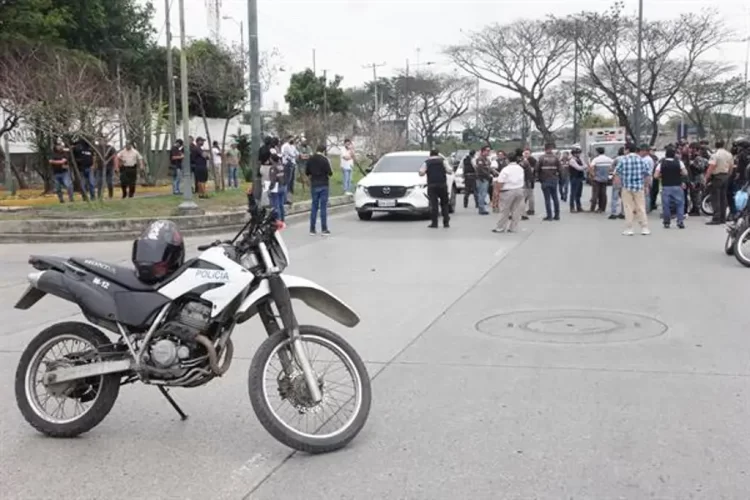 Acribillan en Ecuador a fiscal que investigaba asalto armado a canal de TV