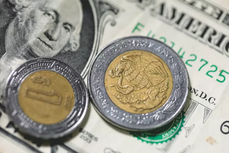 En arranque de semana santa el peso aprovecha debilidad del dólar y se aprecia a 16.68