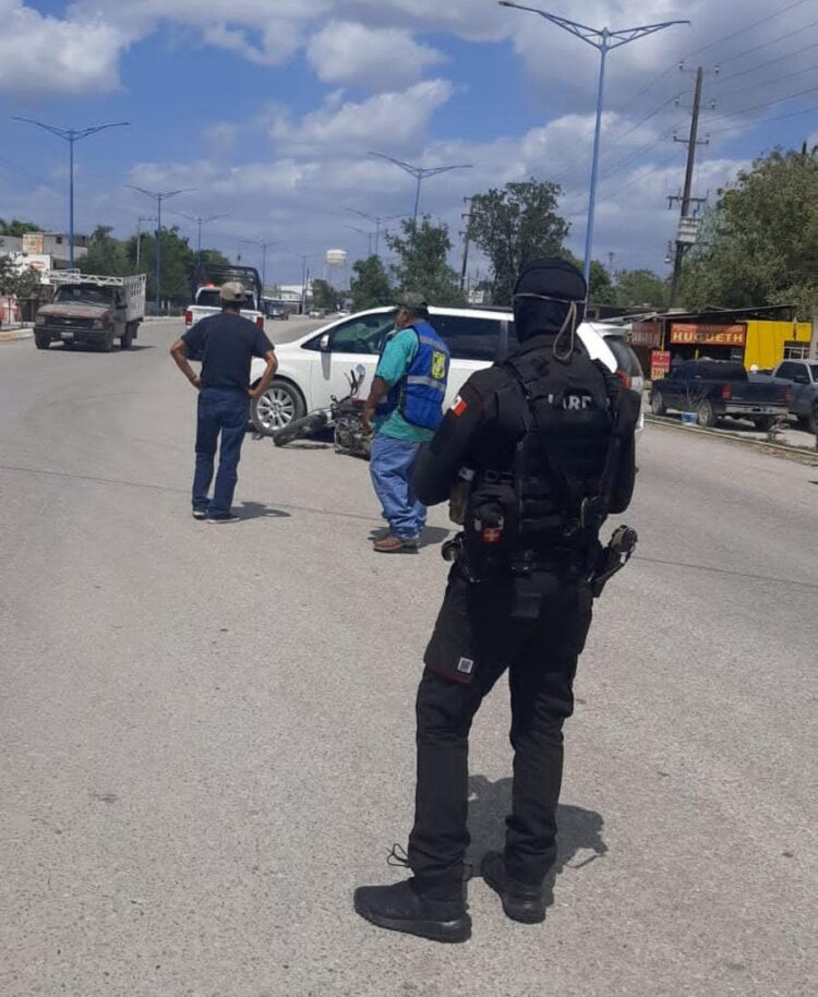 Motociclista se impacta contra una Toyota Sienna en Soto la Marina y resulta lesionado