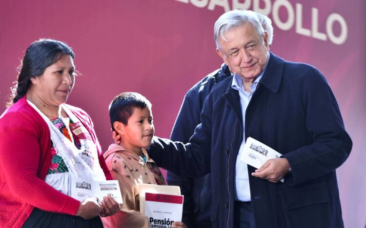 Se desquicia Xóchitl: ¡Pide formalmente al INE quitar a AMLO paternidad de los programas sociales!