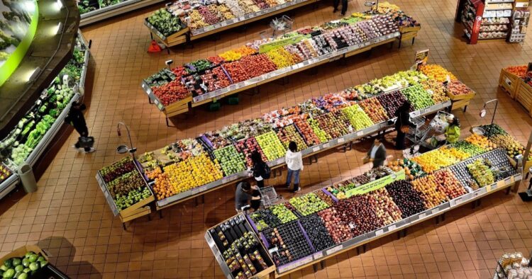 Economía mexicana creció 1.4% mensual en febrero apoyada por sector servicios y la agricultura