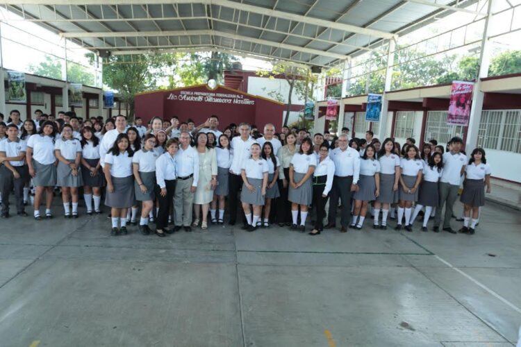El gobernador de Tamaulipas pide a estudiantes fortalecer  sus valores