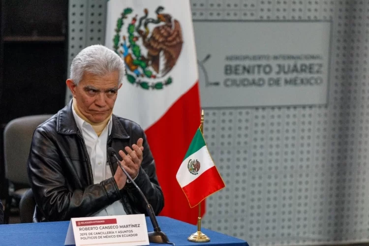 Ecuador va contra diplomático que defendió embajada de México; ‘es prepotencia y desfachatez’: AMLO
