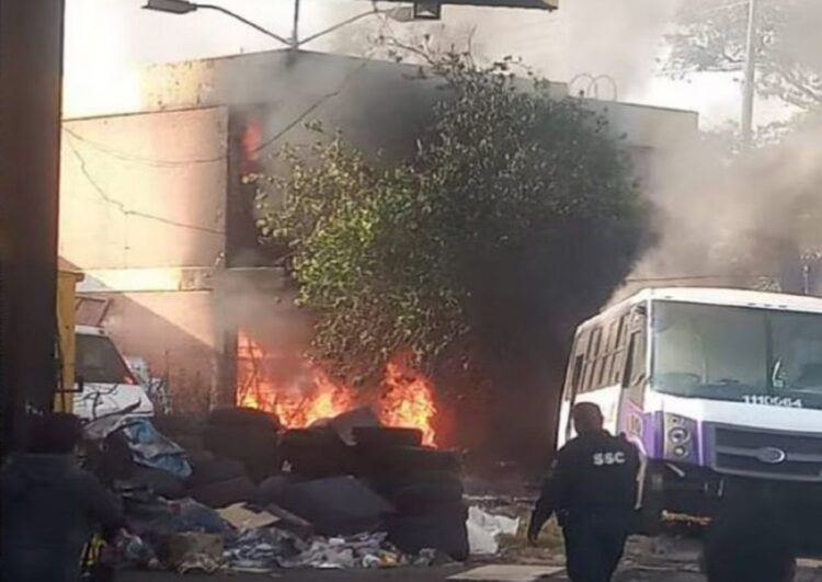 Helicóptero de una empresa se desploma en Ciudad de México: Reportan 3 personas fallecidas