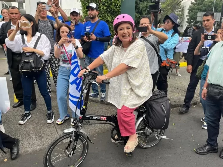 Automovilistas de CDMX impiden que Xóchitl les pegue calcomanías; solo colocó una… y se fue
