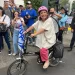 Automovilistas de CDMX impiden que Xóchitl les pegue calcomanías; solo colocó una… y se fue