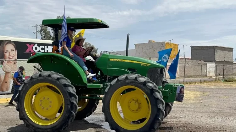 Xóchitl baja de ‘Xhochibús’ y sube a tractor para atacar a AMLO: ‘Aunque no lo crean yo soy de campo’