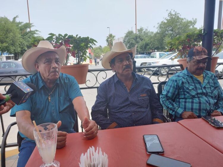 Vendedores ambulantes objetan al alcalde mantenido de Victoria por mentiroso y racista