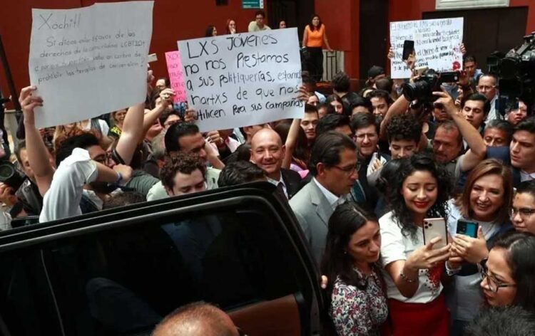 Estudiantes del ITAM exhiben pobreza ideológica de Xóchitl; sacan carteles de protesta