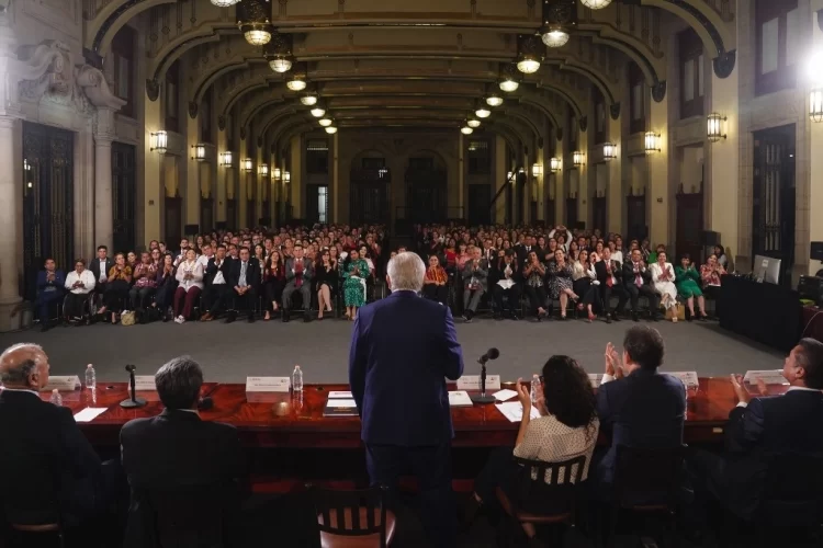 Despedida de AMLO con legisladores salientes de Morena-PT-PVEM: ‘Ni titubeos ni zigzagueos’