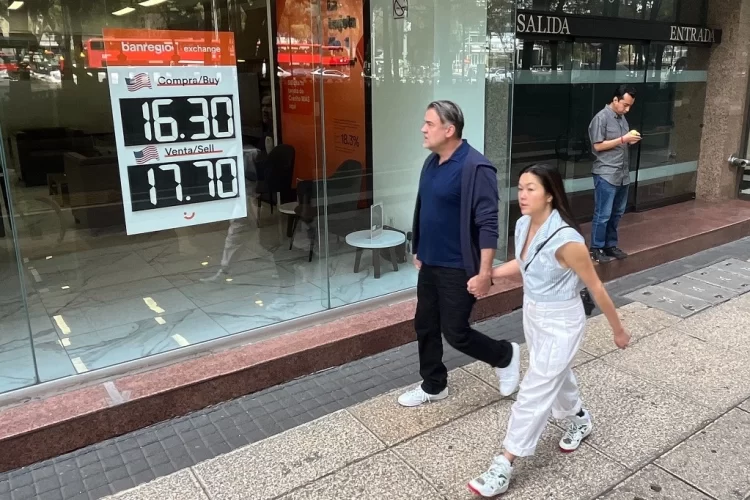 Pierde terreno el dólar y el peso se recupera nuevamente: Está en 16.97