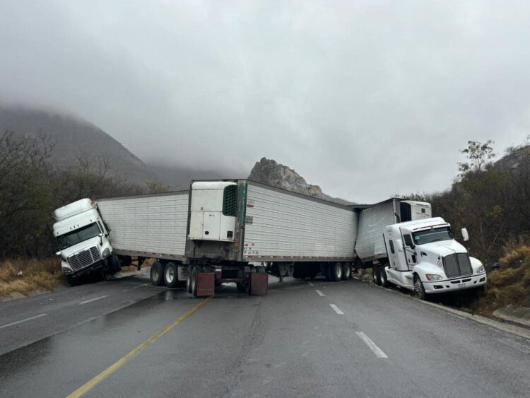 Choque entre 4 tráileres provoca esta noche el cierre  de la carretera Rumbo Nuevo