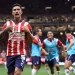 Con un agónico gol de Guzmán, Chivas apenas gana 1-0 en el Akron al Toluca