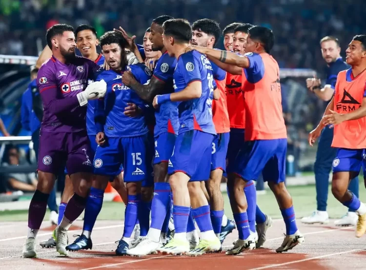 Cruz Azul vence 2-0 a Pumas y ya tiene un pie dentro de las semifinales