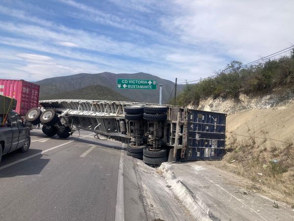 Volcadura de tractocamión deja un lesionado y provoca cierre de carretera en Bustamante