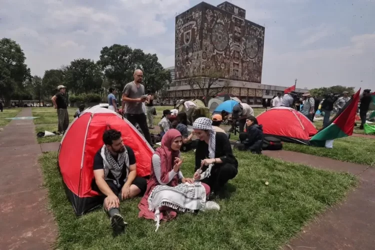 Alumnos de la UNAM instalan campamento de apoyo a Palestina en ‘islas’ de Ciudad Universitaria