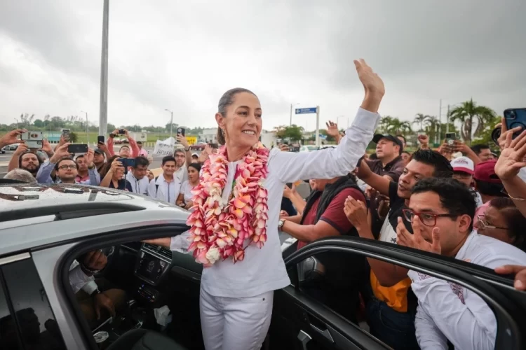 Claudia Sheinbaum y AMLO se reúnen a puerta cerrada en refinería Lázaro Cárdenas