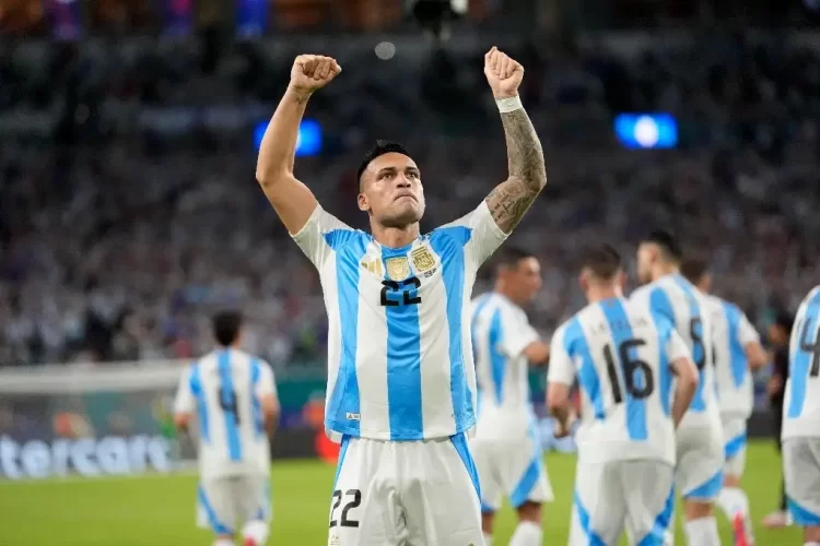 Con Messi tomando café en la banca  Argentina gana 2-0 a Perú y sigue invicto en la Copa América