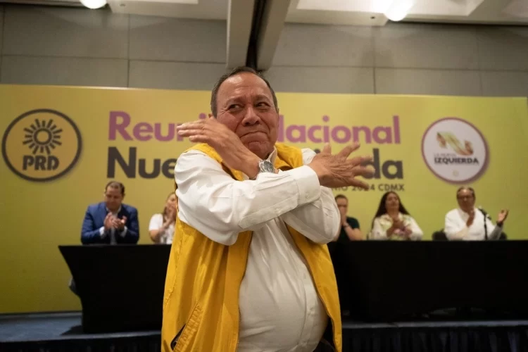 Síndrome de ‘La Chimoltrufia’ ataca a Zambrano: El fin de semana dio por muerto al PRD y hoy lo revive