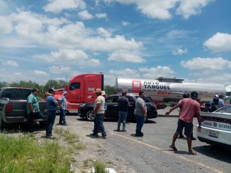 Manifestantes siguen al filo de la ley: Ahora bloquean carretera Reynosa-Monterrey