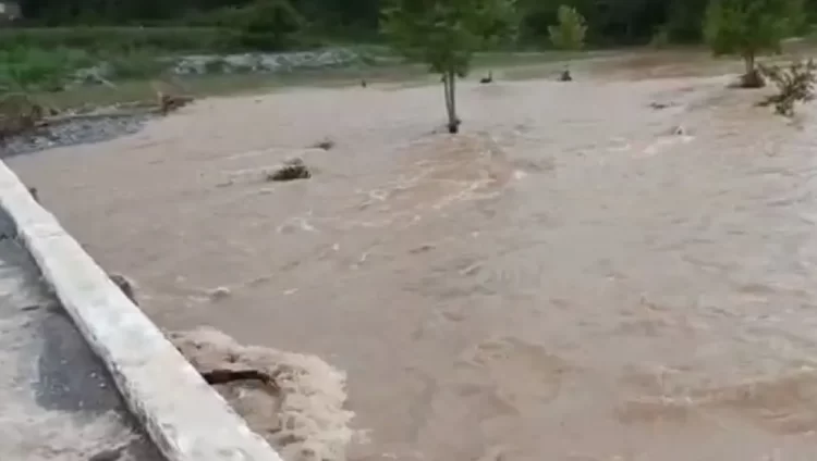 Guardia Estatal evacúa familias de El Barretal, de Padilla, ante crecida del río Purificación