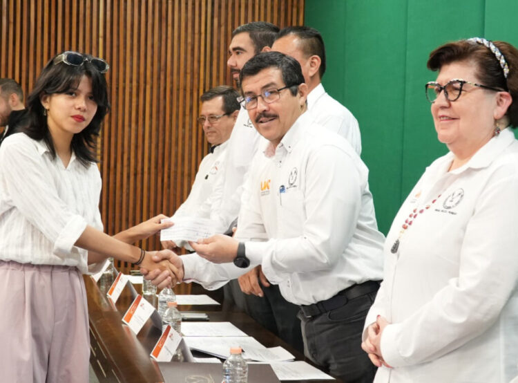 Reconoce la UAT el desempeño académico de estudiantes hijos del personal docente