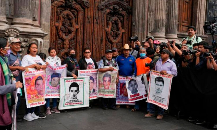 Padres de Ayotzinapa ‘decepcionados’ de AMLO pero con ‘esperanza’ en Sheinbaum
