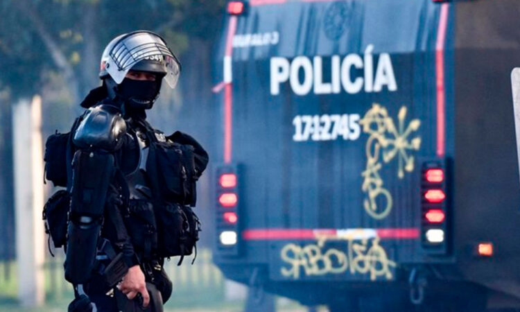 Dos policias heridos tras ataque con explosivos en Bogotá