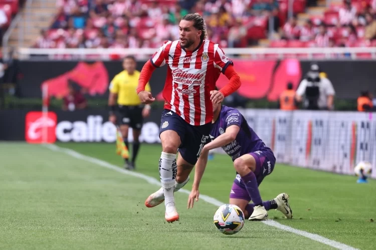 Chivas doblega 3-0 a Mazatlán en su segundo triunfo consecutivo de Liga MX
