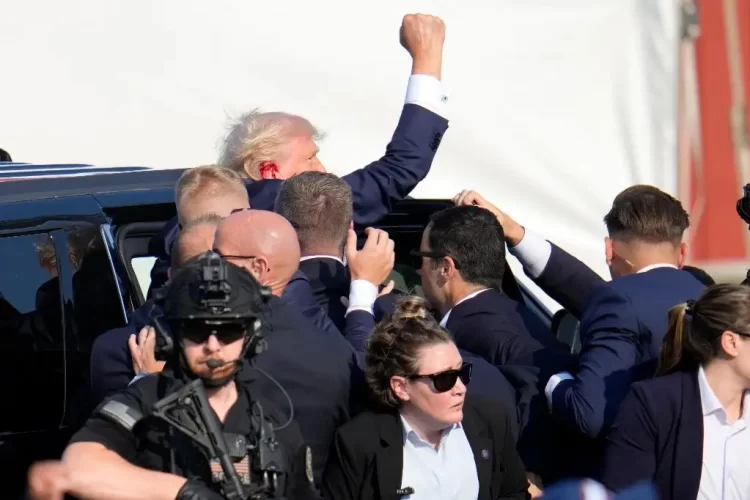Donald Trump es víctima de un atentado a balazos y dice que fue herido en una oreja; abaten al tirador