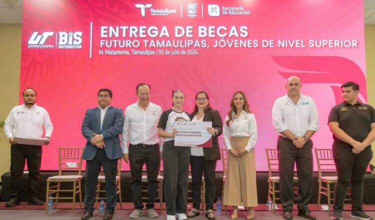 Atestigua titular  de la SET entrega de 624 becas a estudiantes de la Universidad Tecnológica de Matamoros