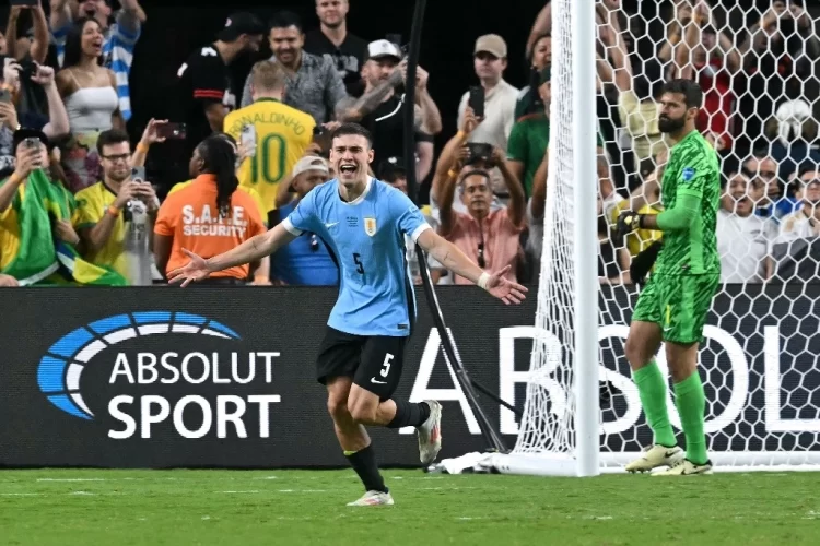 Con la maestría de Bielsa por delante Uruguay somete en penaltis a Brasil y encarará a Colombia