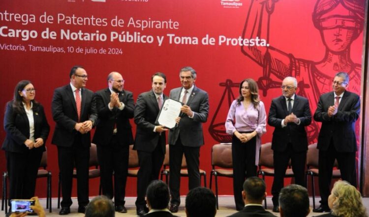 Entrega Américo Villarreal patentes de aspirante a notarios públicos