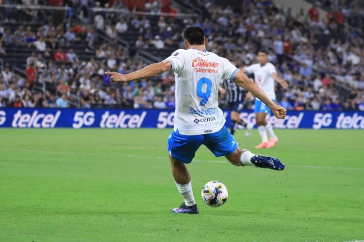 Cruz Azul golea 4-0 al Monterrey y sube a liderato de la Liga Mx