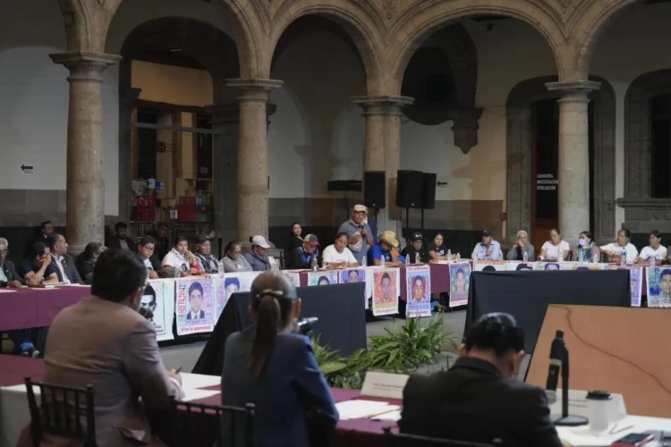 Confían padres de los 43 de Ayotzinapa en compromiso sobre el caso asumido por Sheinbaum