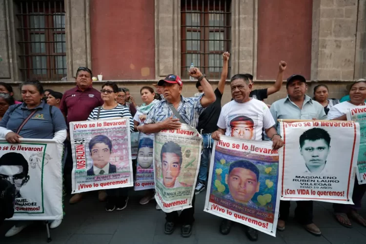 “Señalamiento al Ejército podría obedecer a un afán de venganza”: AMLO envía reporte a padres de normalistas de Ayotzinapa