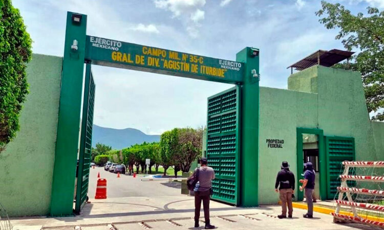 Ingresan algunos padres de los 43 a batallón en Iguala