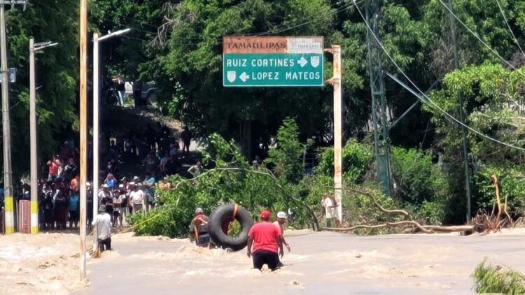 Militares y la GE rescatan a dos adultos arrastrados por corriente del río en Llera
