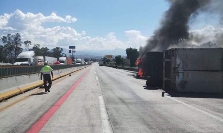 Muere conductor aplastado por su propio tráiler en volcadura