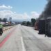 Muere conductor aplastado por su propio tráiler en volcadura