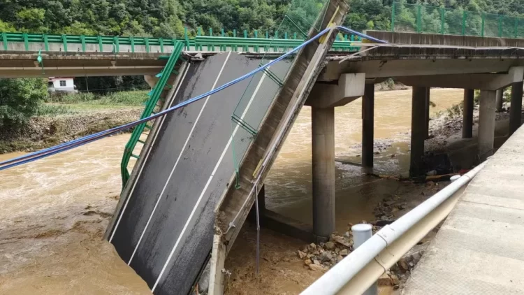 Colapso de puente en China deja 12 muertos y 31 desaparecidos