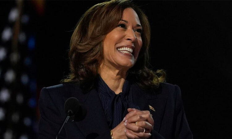 Harris acepta su candidatura con una campaña histórica contra Trump
