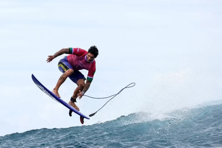 Gabriel Medina avanza en su camino por el oro en el surf de los Juegos Olímpicos