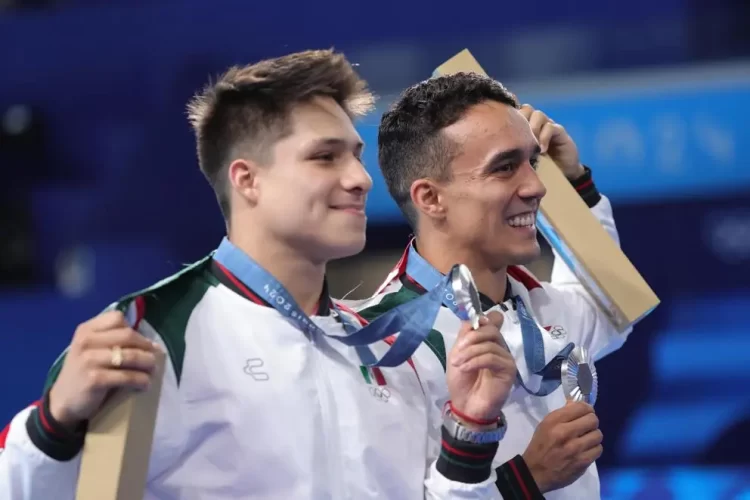 Los mexicanos Celaya y Olvera, plata tras los intratables chinos Long y Wang