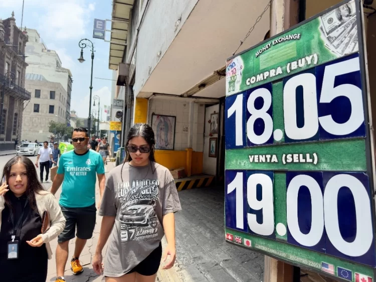 El peso cierra con ganancias una semana que inició turbulenta, favorecido por debilitamiento del dólar