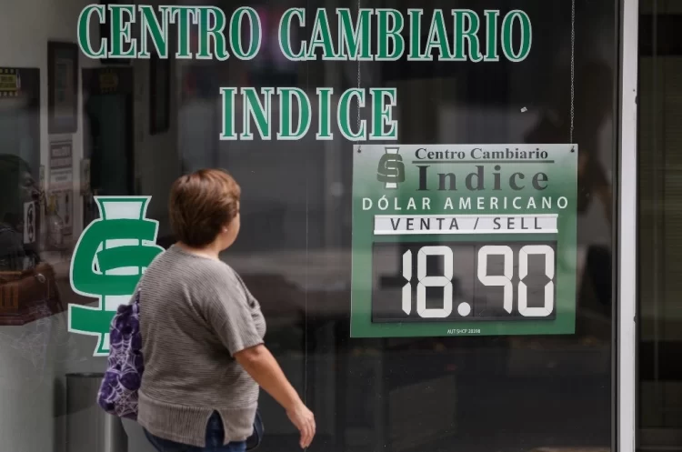 El peso mexicano recupera fortaleza: Se aprecia hacia los 19.28 por dólar