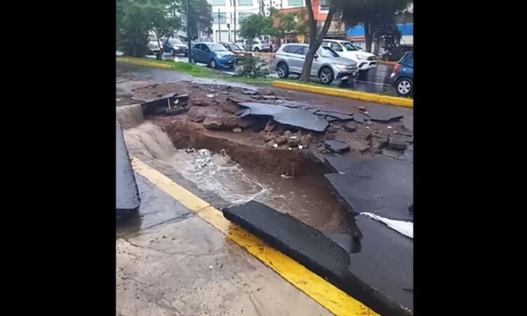 Fuertes lluvias provocan enorme socavón en calles de Morelia