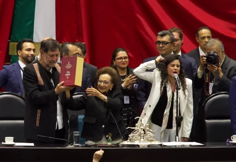 Titular de Segob entrega el sexto informe de AMLO en el Congreso y ‘pica la cresta’ a la oposición