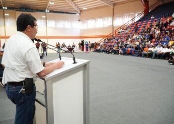 Entrega la UAT en adopción a héroes caninos; son 10 perros retirados de corporaciones de auxilio
